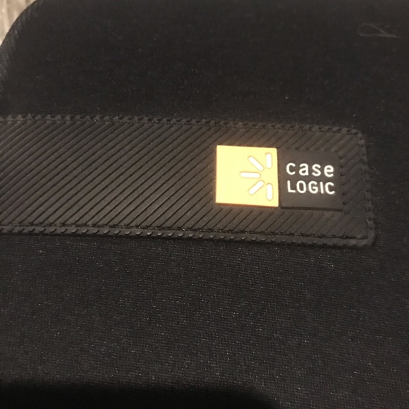 Black case logic laptop sleeve - Picture 2 of 6